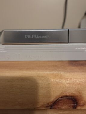 r.e.m. beauty Lengthening Mascara in Silver